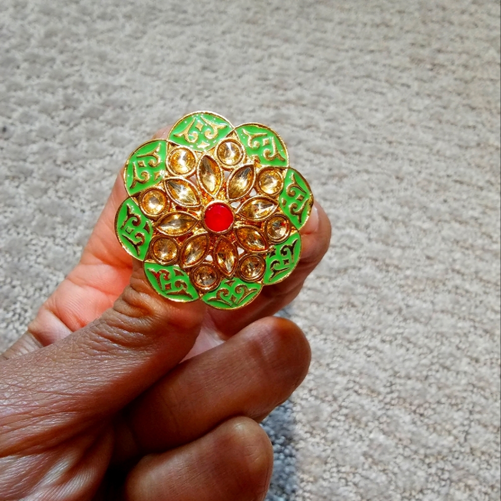Adjustable large ring